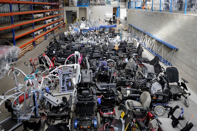 Atelier de stockage des équipements pour personnes handicapées (photo Arnaud BOUISSOU - TERRA)